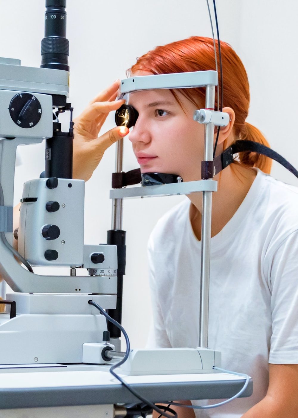 teenage-girl-with-red-hair-gets-laser-eye-coagulation